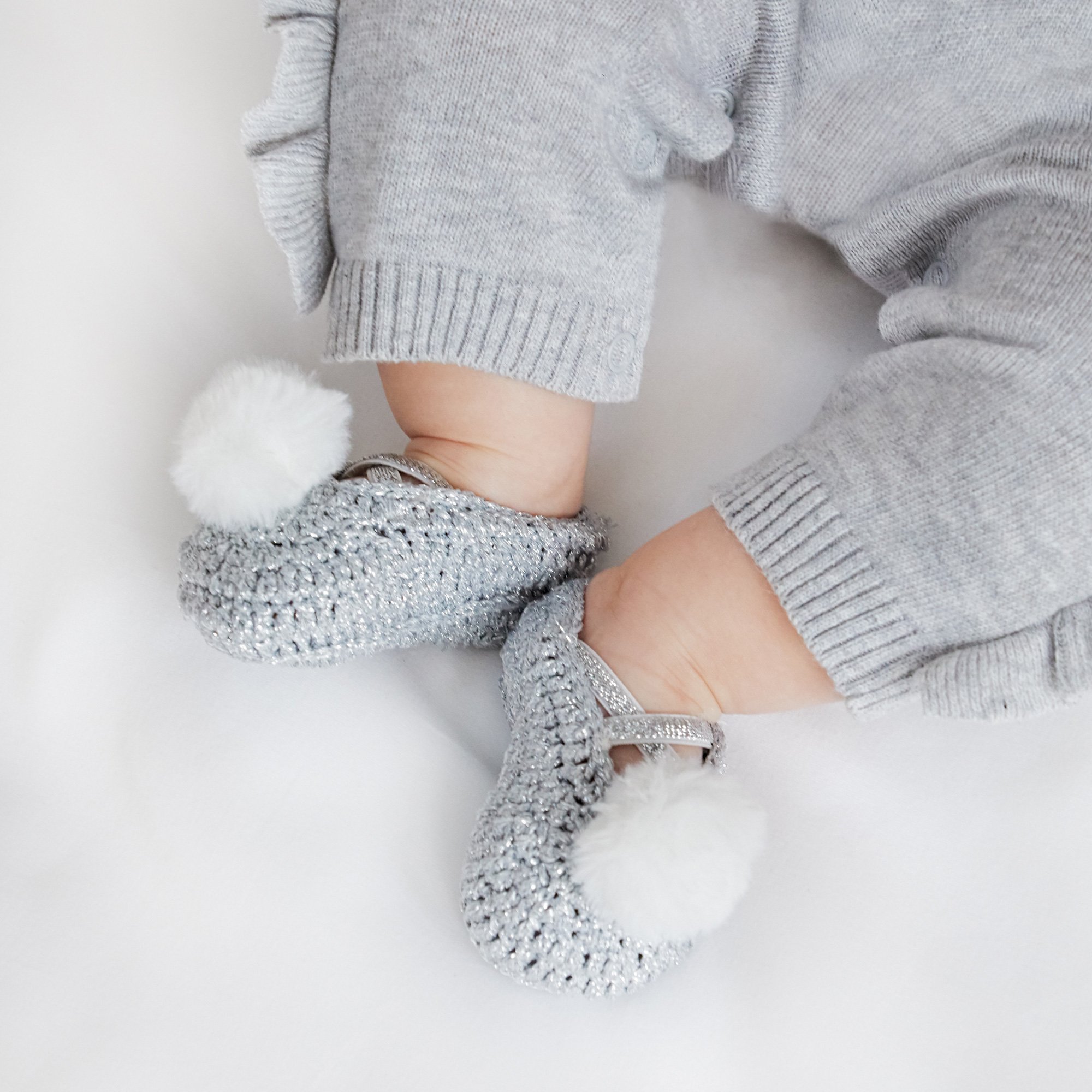 Baby Boys Girls Neutral Spanish Style Romany Knitted Pom Pom Booties *7 Colours*